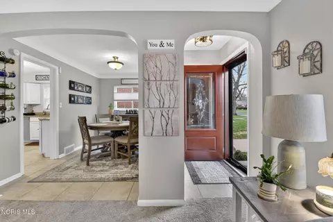 Entry Way - 2547 Castleton Ave, Toledo, OH 43613 photo 1 of 3