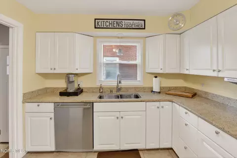 Kitchen - 2547 Castleton Ave, Toledo, OH 43613 photo 1 of 4