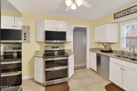 Kitchen - 2547 Castleton Ave, Toledo, OH 43613 photo 3 of 4