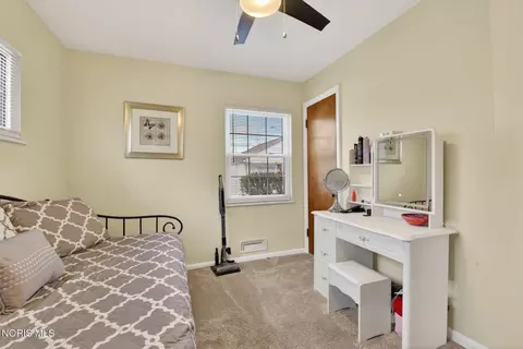 Bedroom - 2547 Castleton Ave, Toledo, OH 43613 photo 2 of 7