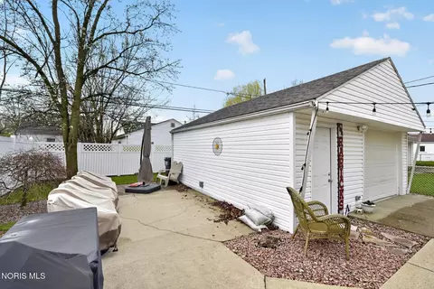 Exterior - 2547 Castleton Ave, Toledo, OH 43613 photo 3 of 3