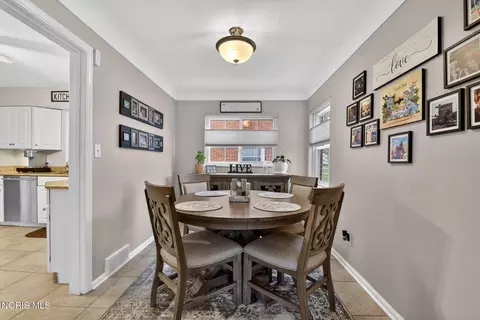 Dining - 2547 Castleton Ave, Toledo, OH 43613 photo 1 of 2