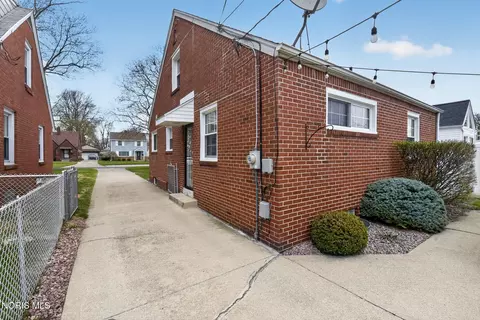 Exterior - 2547 Castleton Ave, Toledo, OH 43613 photo 2 of 3