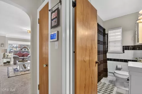 Entry Way - 2547 Castleton Ave, Toledo, OH 43613 photo 2 of 3