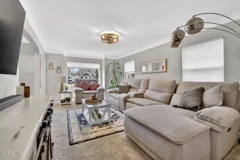 Living - 2547 Castleton Ave, Toledo, OH 43613 photo 3 of 3