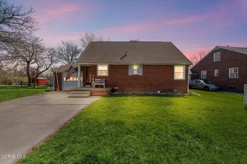 411 Hillside Dr, Rossford, OH 43460