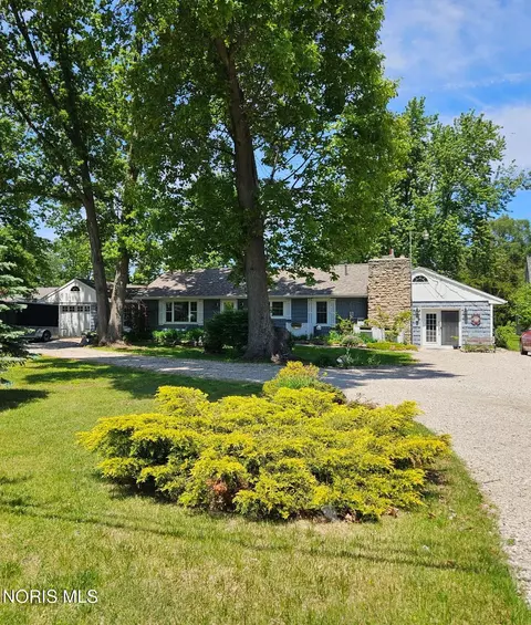 8010 Hill Ave, Holland, OH 43528