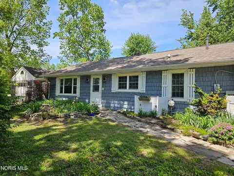8010 Hill Ave, Holland, OH 43528