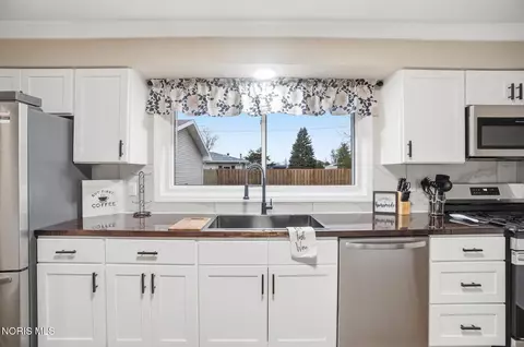 Kitchen - 110 Mount Vernon Pl, Walbridge, OH 43465 photo 3 of 7