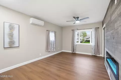 Living - 110 Mount Vernon Pl, Walbridge, OH 43465 photo 5 of 7