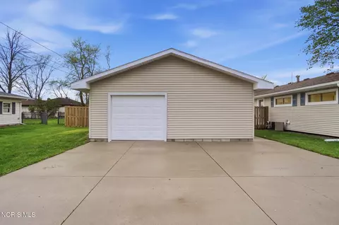 Exterior - 110 Mount Vernon Pl, Walbridge, OH 43465 photo 9 of 10
