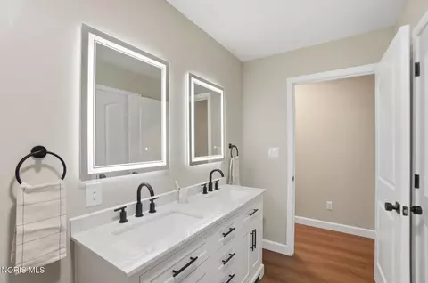 Bath - 110 Mount Vernon Pl, Walbridge, OH 43465 photo 8 of 9