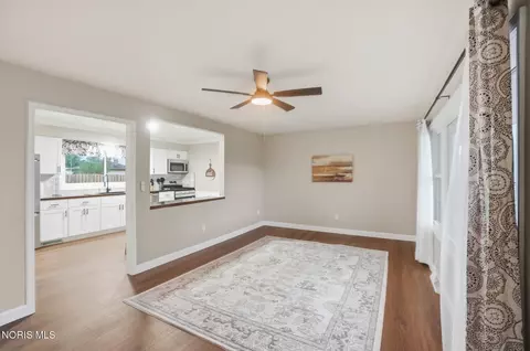 Living - 110 Mount Vernon Pl, Walbridge, OH 43465 photo 4 of 7