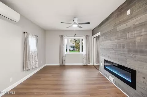 Living - 110 Mount Vernon Pl, Walbridge, OH 43465 photo 6 of 7