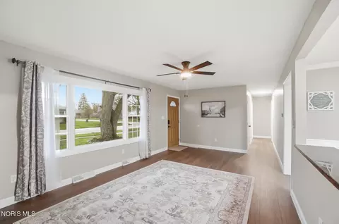 Living - 110 Mount Vernon Pl, Walbridge, OH 43465 photo 2 of 7