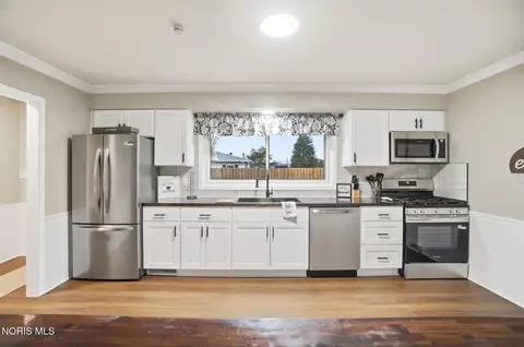 Kitchen - 110 Mount Vernon Pl, Walbridge, OH 43465 photo 2 of 7