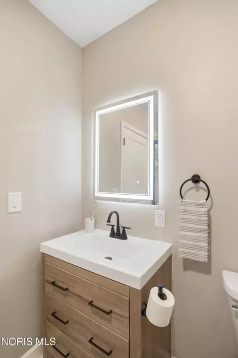 Bath - 110 Mount Vernon Pl, Walbridge, OH 43465 photo 2 of 9