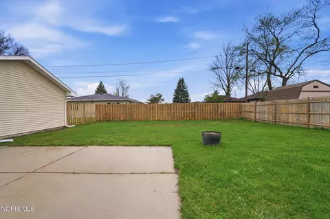 Exterior - 110 Mount Vernon Pl, Walbridge, OH 43465 photo 7 of 10