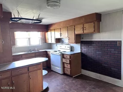 Kitchen - 125 N Park Dr, Mccomb, OH 45858 photo 2 of 4