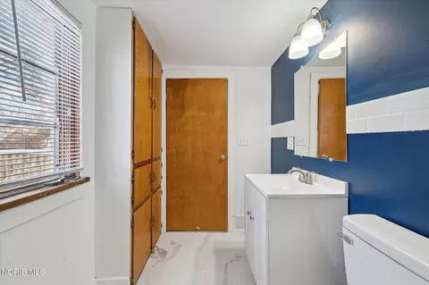 Bath - 1954 Barrows St, Toledo, OH 43613 photo 5 of 5