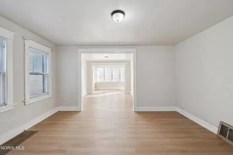 Living - 1954 Barrows St, Toledo, OH 43613 photo 5 of 9