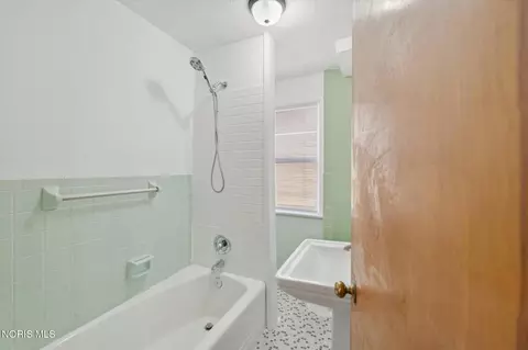 Bath - 1954 Barrows St, Toledo, OH 43613 photo 1 of 5