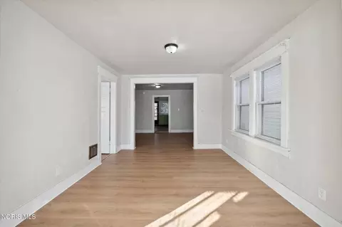 Living - 1954 Barrows St, Toledo, OH 43613 photo 1 of 9