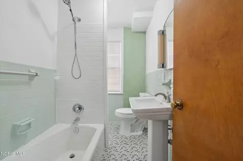Bath - 1954 Barrows St, Toledo, OH 43613 photo 2 of 5