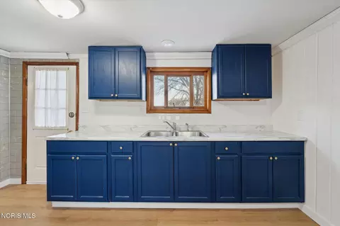 Kitchen - 1954 Barrows St, Toledo, OH 43613 photo 6 of 8