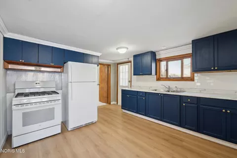 Kitchen - 1954 Barrows St, Toledo, OH 43613 photo 7 of 8