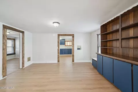 Living - 1954 Barrows St, Toledo, OH 43613 photo 7 of 9