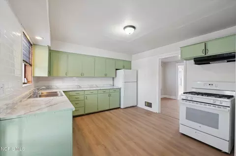 Kitchen - 1954 Barrows St, Toledo, OH 43613 photo 3 of 8