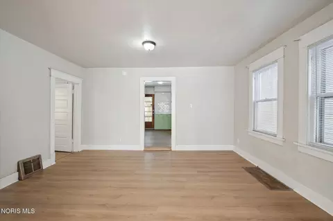 Living - 1954 Barrows St, Toledo, OH 43613 photo 3 of 9