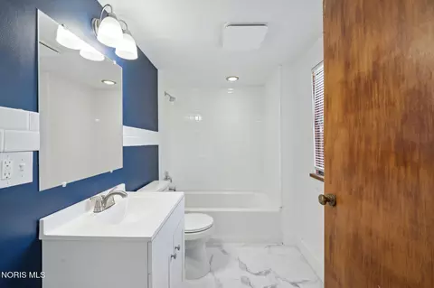 Bath - 1954 Barrows St, Toledo, OH 43613 photo 4 of 5