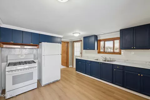 Kitchen - 1954 Barrows St, Toledo, OH 43613 photo 8 of 8