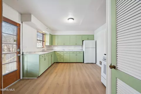 Kitchen - 1954 Barrows St, Toledo, OH 43613 photo 2 of 8