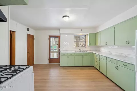 Kitchen - 1954 Barrows St, Toledo, OH 43613 photo 1 of 8