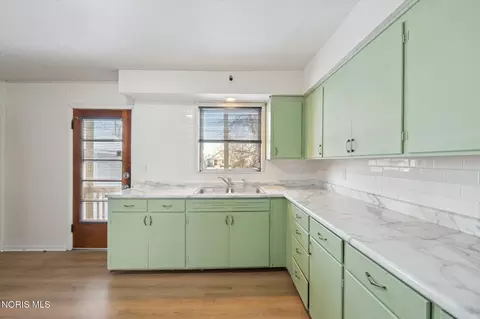 Kitchen - 1954 Barrows St, Toledo, OH 43613 photo 4 of 8