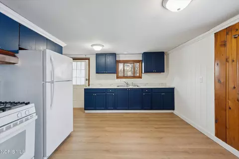 Kitchen - 1954 Barrows St, Toledo, OH 43613 photo 5 of 8