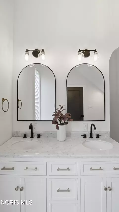 Bath - 112 E River St, Antwerp, OH 45813 photo 3 of 5
