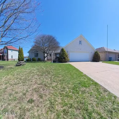 1013 S Lallendorf Rd, Oregon, OH 43616