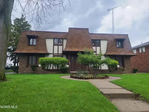 5544 Cresthaven Ln, Toledo, OH 43614