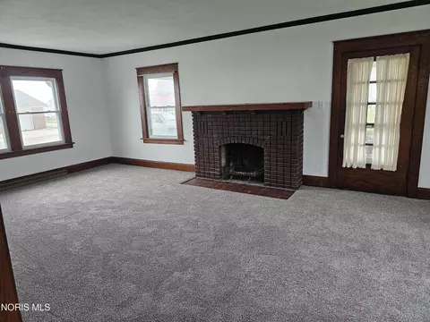 Living - 3220 Brown Rd, Oregon, OH 43616 photo 1 of 2