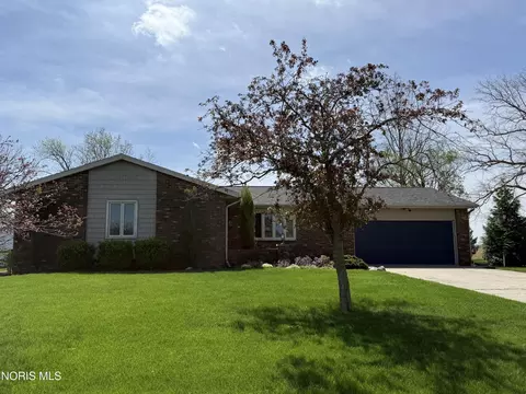 879 Regonda Dr, Defiance, OH 43512