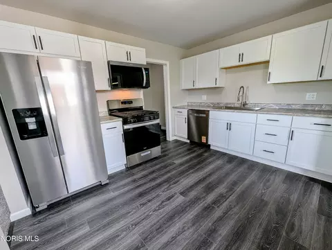 Kitchen - 404 Park St, Archbold, OH 43502 photo 2 of 5