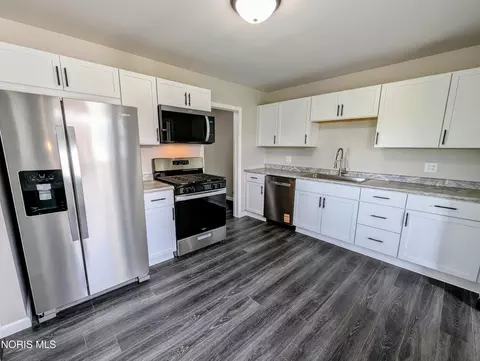 Kitchen - 404 Park St, Archbold, OH 43502 photo 4 of 5