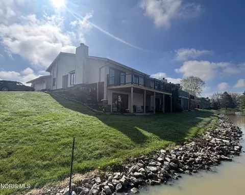744 Deerwood Dr, Defiance, OH 43512