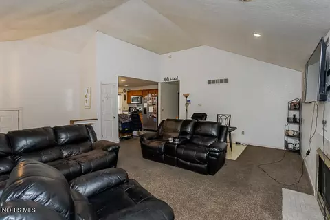 Living - 830 Richards Rd, Toledo, OH 43607 photo 1 of 1