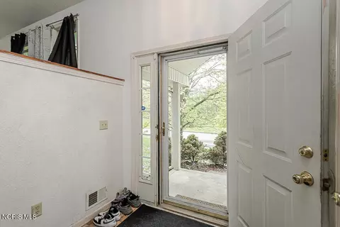 Entry Way - 830 Richards Rd, Toledo, OH 43607 photo 2 of 2