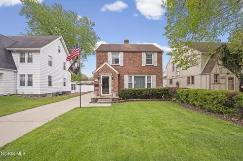 2724 Eastmoreland Dr, Oregon, OH 43616